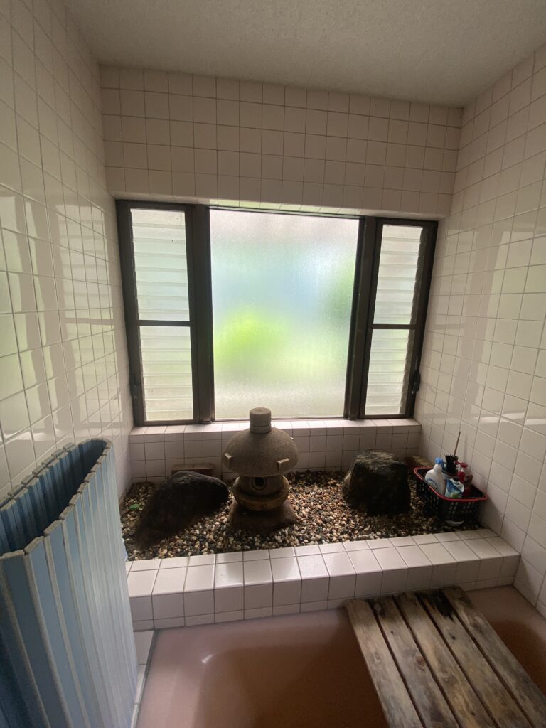 before　室内に庭が設えらえた豪華な浴室ですが、広すぎて冬場がとても寒いのが悩みでした。