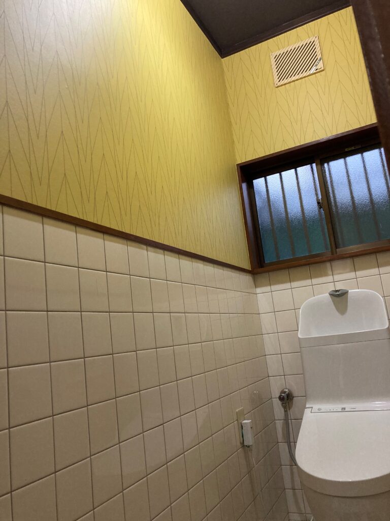 after　トイレの床は排水溝のあるタイルだったため、掃除のしやすさを考慮してそのまま残しました。壁タイルもキレイな状態だったためそのまま生かし、上部クロスの貼り替えとトイレ本体の取りかえのみとしました。