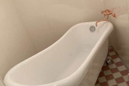 【N様邸】猫脚バスタブで優雅な入浴タイム！狭小変形サイズを逆手に取ったクラシックホテルライクなバスリフォーム。